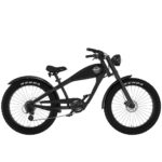 Rechte Seitenansicht eines schwarzen Cruiser-E-Bikes von MC E-Bike mit dem Namen Max E-CoffeeCruiser: Schwarzer Rahmen, schwarzer Tank, schwarzer Sattel und schwarze, schwarze Fatbike-Reifen