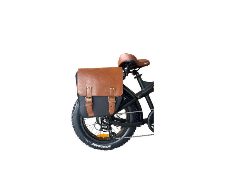 Seitenansicht eines E-Bike-Gepäckträgers aus Aluminium im Set mit einer Satteltasche aus PU-Leder in schwarz-braunem Look für die Cruiser-E-Bikes von MC E-Bike mit dem Namen Mid E-CoffeeCruiser