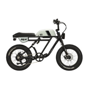 Rechte Seitenansicht des schwarzen Retro-E-Bikes mit dem Namen MB Outsider-MX bei MC E-Bike, Schwarzer Rahmen, grauer Tank, schwarzer Sattel und schwarze Griffe, schwarze Fatbike-Reifen, 20 Zoll, Produktbild