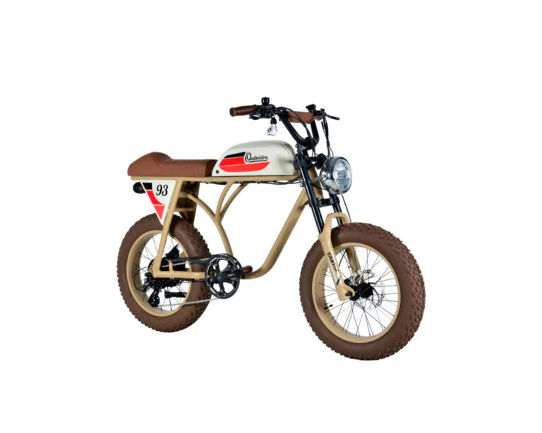Rechte Schrägansicht eines beigen E-Bikes mit dem Namen MB Outsider-S-Pro, Beiger Rahmen, weißer Tank, brauner Sattel und braune Griffe, braune Fatbike-Reifen, 20 Zoll