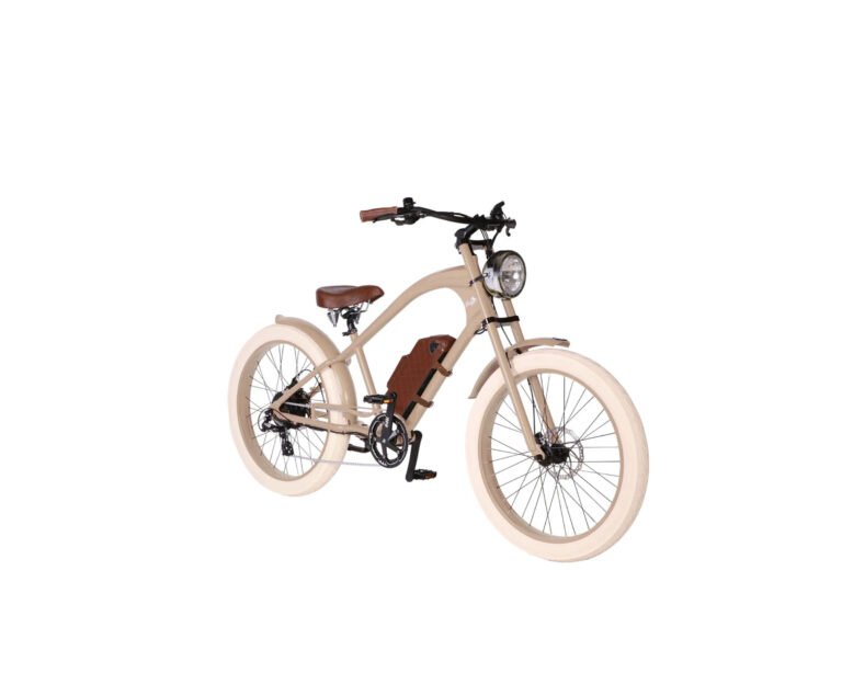 Rechte Schrägansicht eines beigen E-Bikes mit dem Namen MB Vacay Gentleman, tiefer Einstieg, Beiger Rahmen, brauner Sattel und braune Griffe, beige Fatbike-Reifen, 26 Zoll