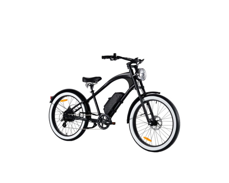 Rechte Schrägansicht eines schwarzen E-Bikes mit dem Namen MB Vacay Gentleman, tiefer Einstieg, schwarzer Rahmen, schwarzer Sattel und schwarze Griffe, Weißwand-Reifen, 26 Zoll