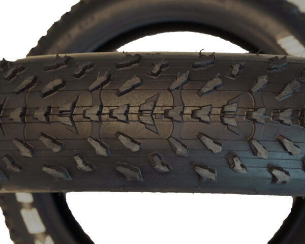 Detailansicht des Reifenprofils des E-Bike-Zubehör, Ersatzteil für die Cruiser-E-Bikes von MC E-Bike, schwarze Fatbike-Reifen mit groben Stollen in der Größe 20 Zoll mal 4.0