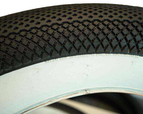 Detailansicht des Reifenprofils des E-Bike-Zubehör, Ersatzteil für die Cruiser-E-Bikes von MC E-Bike, schwarze Fatbike-Reifen mit Zick-Zack-Muster in der Größe 20 Zoll mal 4.0