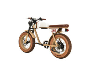 Linke Schrägansicht eines beigen E-Bikes von hinten mit dem Namen MB Outsider 5.0, Beiger Rahmen, brauner langezogener Sitz für zwei Personen und braune Griffe, Retro-Tank in Motorradoptik, beige Fatbike-Reifen, 20 Zoll