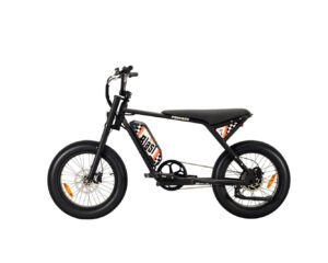 Linke Seitenansicht eines schwarzen E-Bikes mit dem Namen MB Ponyboy, Schwarzer Rahmen, schwarzer langgezogener Sitz und schwarze Griffe, schwarze Fatbike-Reifen, 20 Zoll