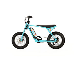 Linke Seitenansicht eines blauen E-Bikes mit dem Namen MB Ponyboy, hellblau-türkiser Rahmen, schwarzer langgezogener Sitz und schwarze Griffe, schwarze Fatbike-Reifen, 20 Zoll