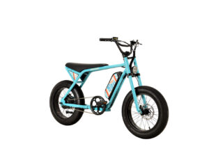 Rechte Schrägansicht eines blauen E-Bikes mit dem Namen MB Ponyboy, hellblau-türkiser Rahmen, schwarzer langgezogener Sitz und schwarze Griffe, schwarze Fatbike-Reifen, 20 Zoll