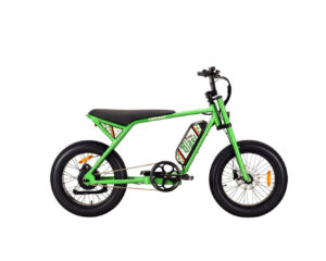 Rechte Seitenansicht grünen E-Bikes mit dem Namen MB Ponyboy, hellgrüner Rahmen, schwarzer langgezogener Sitz und schwarze Griffe, schwarze Fatbike-Reifen, 20 Zoll