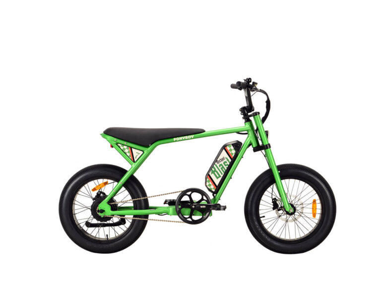 Rechte Seitenansicht grünen E-Bikes mit dem Namen MB Ponyboy, hellgrüner Rahmen, schwarzer langgezogener Sitz und schwarze Griffe, schwarze Fatbike-Reifen, 20 Zoll