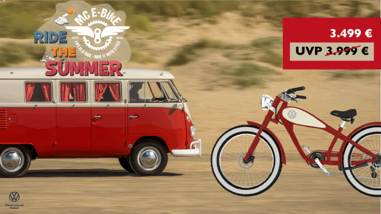 Roter VW Bulli T1 und passendes rotes Volkswagen Bulli Bike fahren nebeneinander über Sand; Grafik mit „Ride the Summer“-Sale und UVP-Reduzierung von 3.999 € auf 3.499 € – Sommerangebot für E-Bike-Fans in Deutschland.