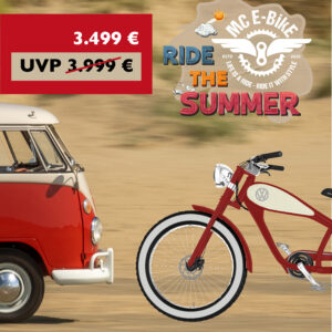 Roter VW Bulli T1 und passendes rotes Volkswagen Bulli Bike fahren nebeneinander über Sand; Grafik mit „Ride the Summer“-Sale und UVP-Reduzierung von 3.999 € auf 3.499 € – Sommerangebot für E-Bike-Fans in Deutschland.